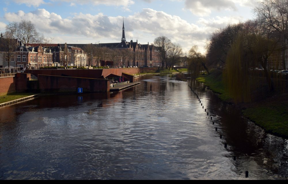 De Grote Markt in Den Bosch met terrassen en de Grote Kerk